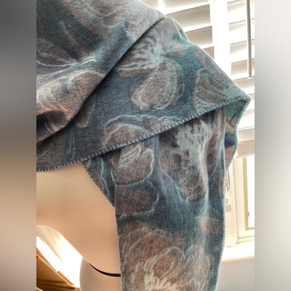 Women’s Scarf V. Fraas-Cashmink -Blue Floral-NWT - Picture 3 of 4